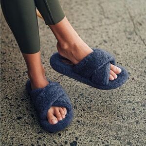 OluKai Hila Heu Moonlit Ocean Women's Plush Sandals size 10 $120